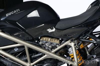 Carbon Ilmberger sidoskydd under stet SET Ducati Streetfighter 1098