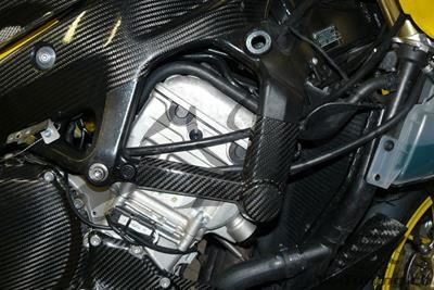 Protector de carbono Ilmberger en el conjunto de bastidor BMW S 1000 RR