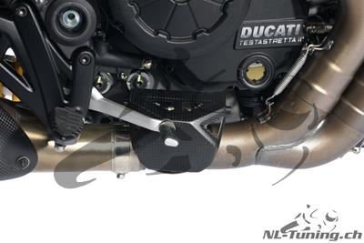 Carbon Ilmberger uitlaat hittebescherming op uitlaatklep Ducati Diavel