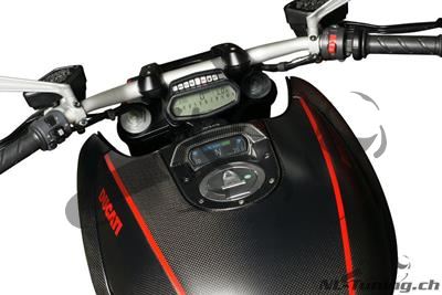 Carbon Ilmberger instrumentenafdekking op Ducati Diavel tank