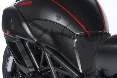 Carbon Ilmberger zijafdekking op tank Ducati Diavel