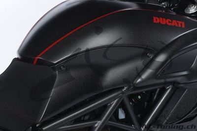 Cubierta lateral de carbono Ilmberger en depsito Ducati Diavel