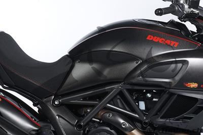 cache latral en carbone Ilmberger sur le rservoir Ducati Diavel