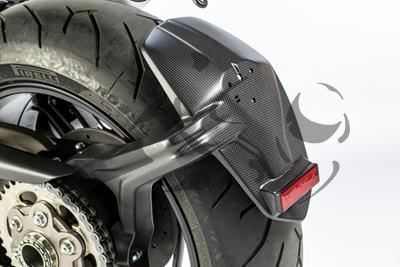 Carbon Ilmberger spatscherm achter Ducati Monster 1200