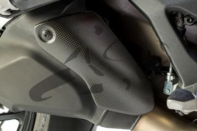 Protezione stivale in carbonio Ilmberger su scarico Ducati Monster 1200