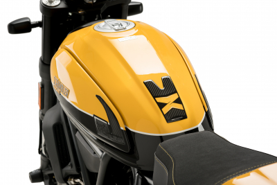 Puig specifieke tankbescherming carbonlook voor de Ducati Scrambler Desert Sled