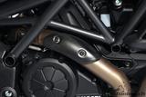 Protge-chaleur d'chappement en carbone Ilmberger sur le collecteur Ducati Diavel