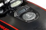 Cubierta de instrumentos Ilmberger de carbono en depsito Ducati Diavel