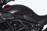 Carbon Ilmberger zijafdekking op tank Ducati Diavel