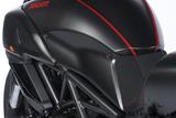 Coperchio laterale in carbonio su serbatoio Ducati Diavel