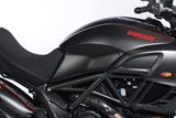 Cubierta lateral de carbono Ilmberger en depsito Ducati Diavel