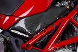 Carbon Ilmberger zijkappen onder de tank Paar MV Agusta Brutale 750